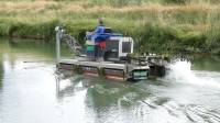 VNF coupe les herbes sur le canal