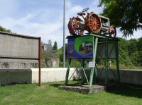 A l'entrée du musée