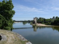 Dans l'axe, l'écluse de Mantelot, à gauche la Loire
